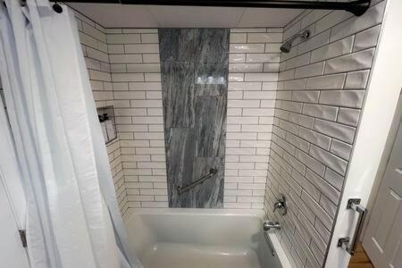 Cozy Private Apt Near Downtown 벌링턴 외부 사진