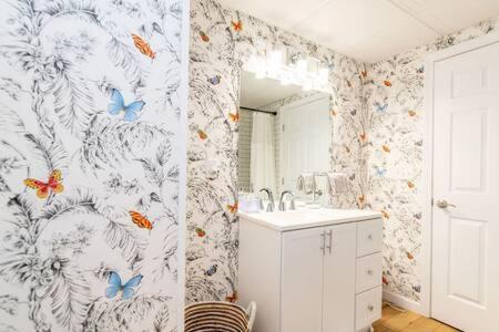Cozy Private Apt Near Downtown 벌링턴 외부 사진