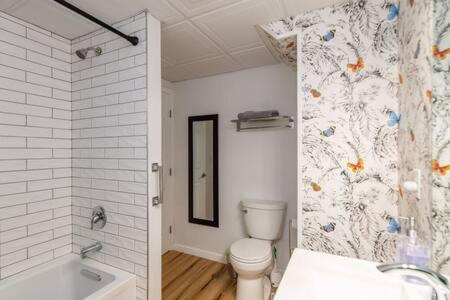 Cozy Private Apt Near Downtown 벌링턴 외부 사진